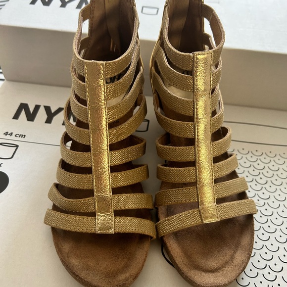 Gold sofft shoes . Wedges - Picture 2 of 7